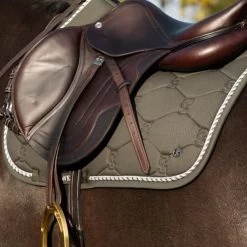 2022 PS Of Sweden Signature Cotton Jump Saddle Pad 1110-026 - Forest Green 7 2022 PS Of Sweden Signature Cotton Jump Saddle Pad 1110-026 - Forest Green -Harness Store 5643 202220PS20Of20Sweden20Signature20Cotton20Jump20Saddle20Pad201110 02620 20Forest20Green20Close20Up.700x700
