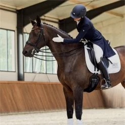 2023 Eskadron Highgloss Peacock Saddle Cloth 214731 544 - White Colour White 11 2023 Eskadron Highgloss Peacock Saddle Cloth 214731 544 - White Colour White -Harness Store 6273 202320Eskadron20Highgloss20Peacock20Saddle20Cloth202147312054420 20White20Lifestyle202.700x700