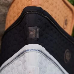 2023 Eskadron Platinum Softshell Saddle Cloth 215539520310 - Black Colour Black -Harness Store 6576 202320Eskadron20Platinum20Softshell20Saddle20Cloth2021553952031020 20Black20Lifestyle201.700x700